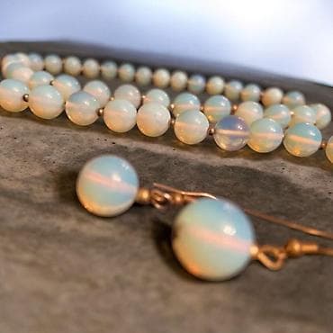 cuff sirga: Ağ rəng təbii daşdır Opalit muncuq boyunbağı və sırğa dəsti. Dəstdə — 8