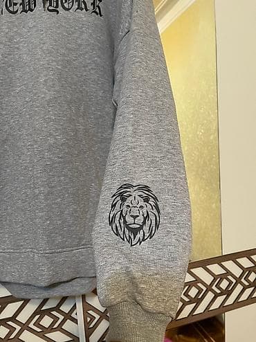 Sweatshirt 1,2 defe geynilib.L razmerdi yeni kimidir. Ici qalinisti — 2