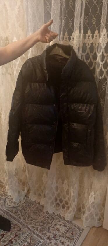 su keçirməyən kişi gödəkçəsi: Qara şişmə kişi gödəkcəsi - Rəng: qara, parıldayan teksturalı üst — 1