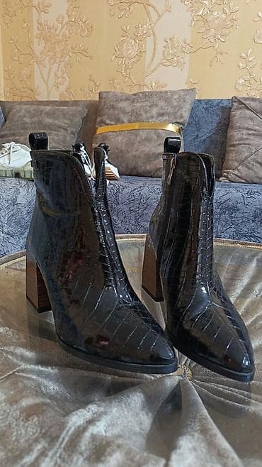 platforma ayaqqabı: Qadın botları – qara, krokodil teksturalı laklı üstlük - Model: qısa — 2