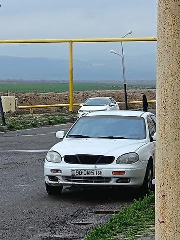 Ağ rəngli sedan avtomobil (yalnız bartele görə narahad edin!)