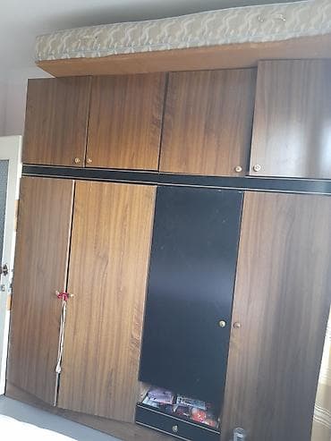 qapi ustu: Mebel dəsti – böyük şkaf və açıq rəfli vitrin şkafları - Material — 2