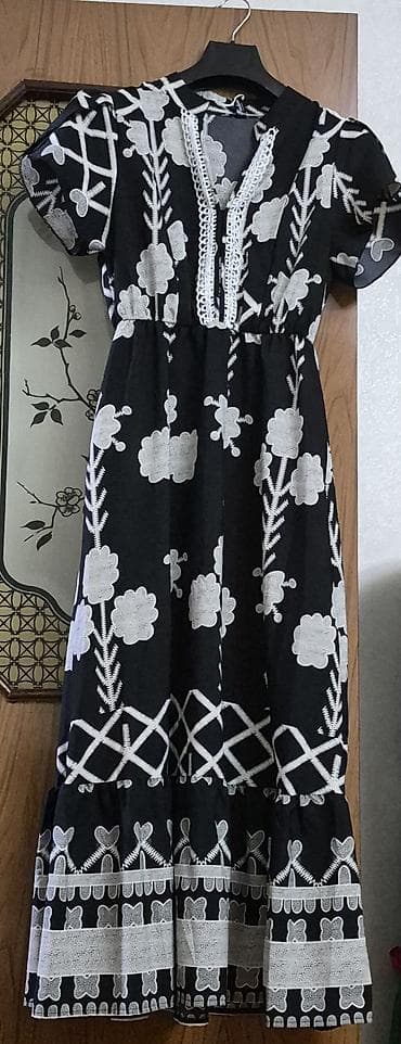 Qara rəngli, ağ naxışlı maxi don - Model: qolsuz yox, qısa qollu — 2