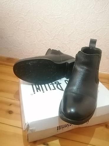 sari batinka: Bir neçə dəfə geyinilmiş təbii dəri ayaqqabı. Ölçüsü ayağa böyük — 3