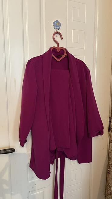 Tünd bənövşəyi rəngdə qadın dəsti – kardiqan, üst köynək və şalvar. -