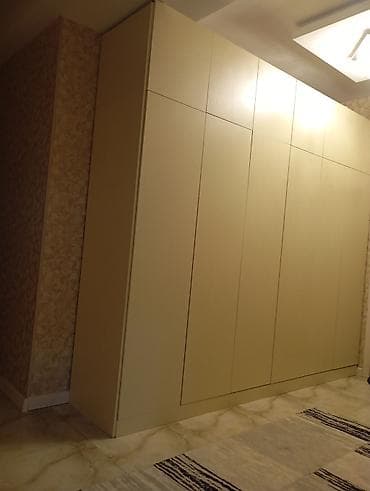 dolab hamam: Minimalist dizayna malik iri tutumlu divar qapılı dolab - Rəng: açıq — 1