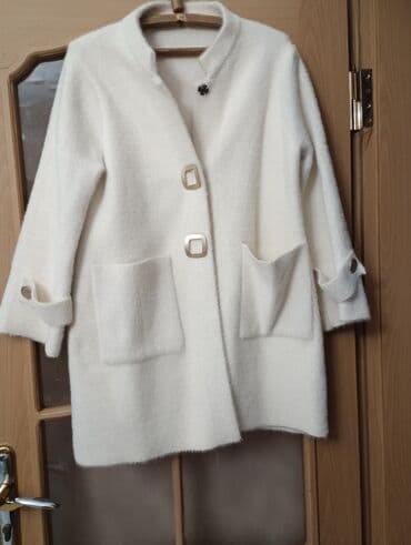 Ağ rəngli qadın palto/kardiqan. - Yumşaq, toxumalı parça - Dizaltı