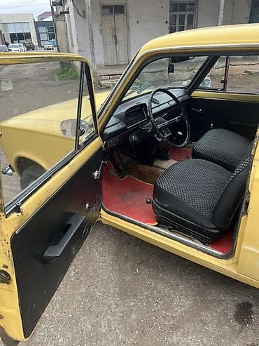 ucuz maşınar: Model: VAZ 2101 “Jiquli” Kuzov: sedan, 4 qapı Rəng: sarı Ön-arkalı — 5