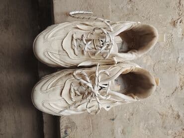 Səndəl və şəp-şüplər: Krem rəngli uniseks idman ayaqqabısı - Rəng: açıq krem/boz tonlarında — 1