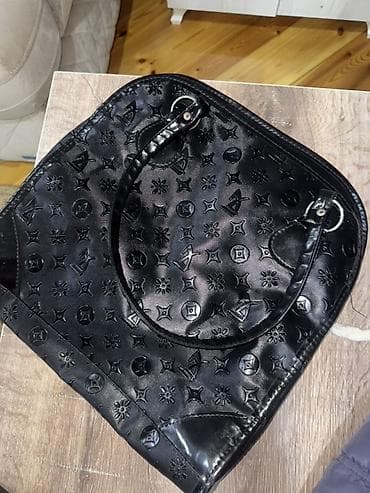 - Rəng: qara - Tutacaq: 2 ədəd möhkəm əl tutacağı, metal halqalarla — 1