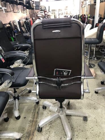 офисные кресла: Новый, С колесиками, Рукояти не регулируются, Кожа — 13