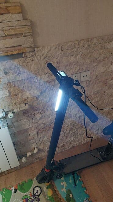 Elektrik skuter - Qara rəngli elektrik skuter, qatlanan konstruksiya