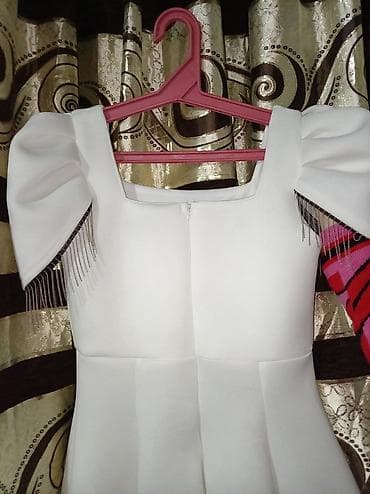 podium don: Ağ rəngli qısa ziyafət/libas - Kvadrat yaxalı dizayn - Puff (həcmli) — 2