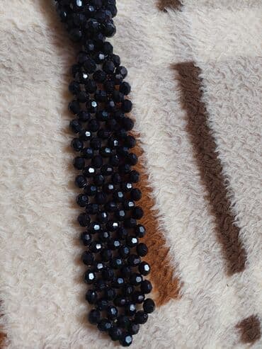 FAW: Əl işidir, çox səliqəli və incədir. Daşlardan yığılmış qalstuk və — 2