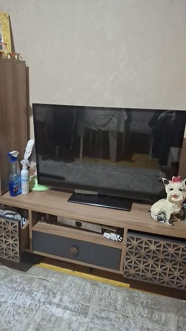 telefonlar 32 s: LED televizor, təxminən 40–43 düym ekran ölçüsü. - Geniş, nazik — 1