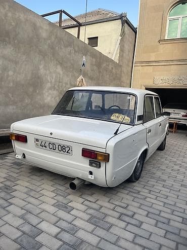 avto market: VAZ 2101, ağ rəng, sedan kuzov. Xüsusiyyətlər: - Klassik dizayn, 4 — 3