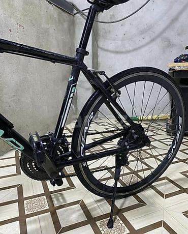 Yol tipli velosiped - Yüngül alyuminiy çərçivə, aerodinamik xəttlər -