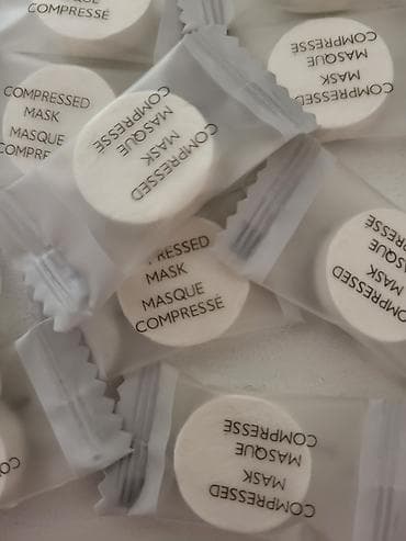 Üz maskası üçün salfetler. Maskanı bir qaba yerleshdirirsiz ve salfeti