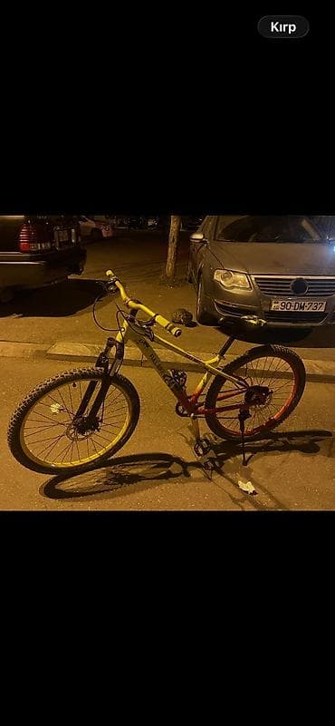 velosipet matoru: Sarı rəngli, disk əyləcli dağ velosipedi. Bu velosiped möhkəm metal — 4