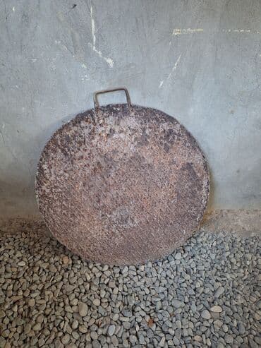 Mətbəx aksesuarları: Dairəvi formalı metal bişirmə sacı. Bu sac, müxtəlif yeməklərin — 1