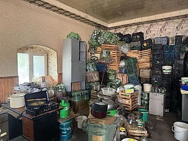 Obyekt daxilində olan taxta və plastik yeşiklər, karton qutular