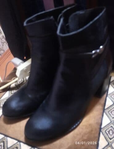 qara qadın botilyonu: Qadın botları – qara rəngdə, qısa boğazlı - Material: hamar dəriyə — 2