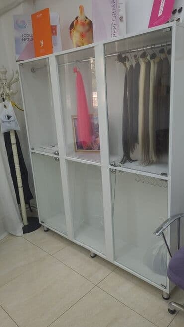 Şüşəli dolab vitrini