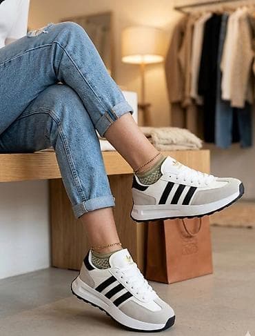 Krossovka ve ketlər: Adidas qadın krossovkası - Model: Retro qaçış stili, ikonik 3 zolaqlı — 1