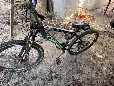 velosiped kameri: Velosiped – dağ/şose hibrid tipli, qara-yaşıl dizayn. Xüsusiyyətlər — 2