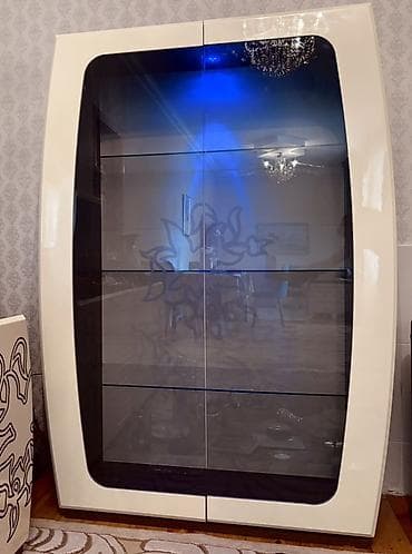 Şüşəli dolab vitrini