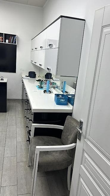 tibbi şkaf: Stomatoloji kabinet üçün inteqrə edilmiş laborator və saxlanma mebeli — 3