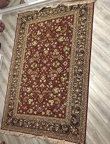 Ənənəvi naxışlı xalça - Rəng: dərin qırmızı fon, zeytun-yaşıl və krem