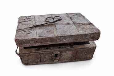 mebel sandiqlar: Qədimi sandıq mücrü 100 ildən çox yaşı var 1 əsrdən yuxarı yaşı var — 5