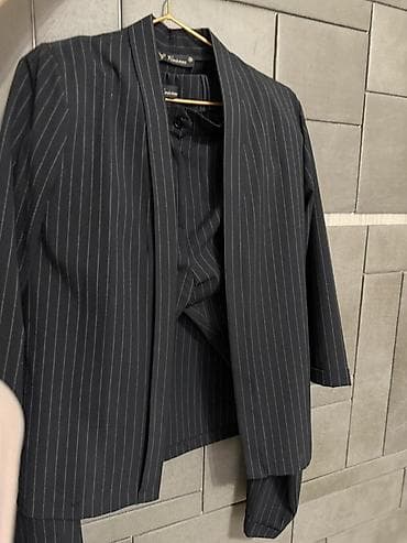 Vivienne qadın kostyum dəsti — qara rəngdə, incə ağ zolaqlı klassik