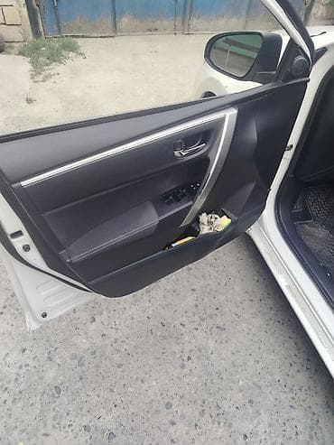Toyota Corolla: 1.6 l | 2014 il Sedan — 10