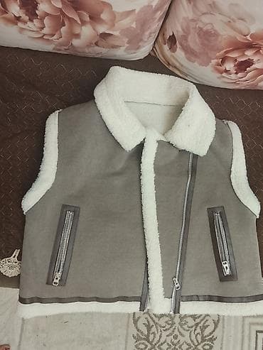 Qışlıq xəzli jilet - Rəng: boz (kənarları və daxili hissəsi ağ xəz) -