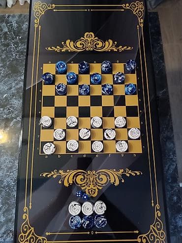 Bu qara və qızılı rəngli at təsviri olan nərd taxtasıdır.Dizayn lüks
