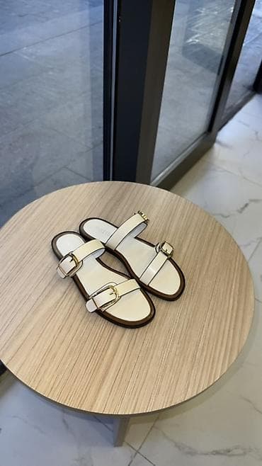 Basanoşka və səndəllər: Qadın üçün zərif yay sandaleti - Model: İki zolaqlı slip-on sandal - — 1