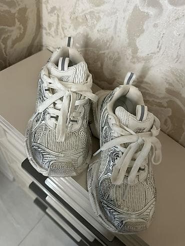 Balenciaga Track Sneaker – ağ/gümüş rəng çaları Bir iki defe geyinilib