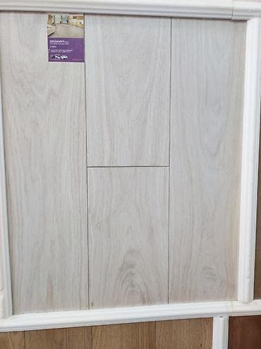 mebel taxtasi: Ağ açıq palıd tonlarında laminat döşəmə paneli - Brend/seriya — 1