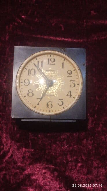 ayaq ustu saat: Kvadrat formalı, qara rəngli korpusu olan bu zəngli saat klassik — 1