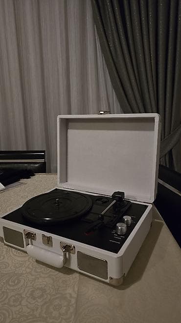 Portativ vinil pla­stinka pleyeri – çamadan tipli dizayn - Rəng: ağ