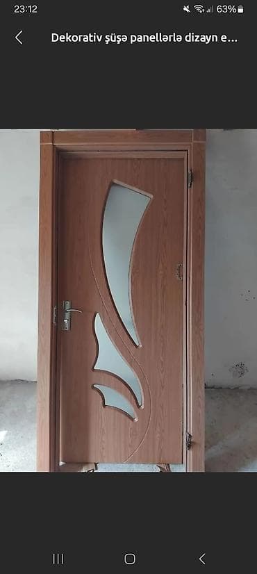 Dekorativ şüşə panellərlə dizayn edilmiş daxili qapı - Material: ağac