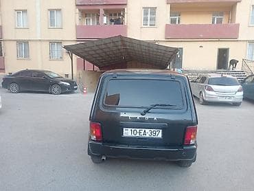 niva şüşələri: LADA Niva (VAZ 2121) 3 qapılı, qara rəngli off-road SUV — 2