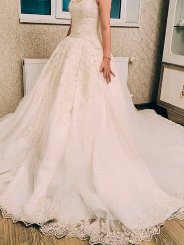 a klas: Zərif naxışlı, A-line/saray kəsimli gəlinlik. Üst hissə bədənə oturan — 1