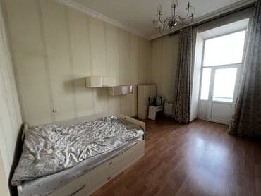 9 mkr kohne binalar: Mərkəzdə yerləşən küçə səviyyəli obyekt/menzil. Tarixi binanın birinci — 9