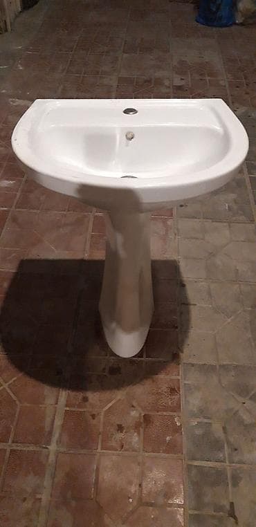 gence qapi: Porşelen (farfor) piyada dayaqla birgə umivalnik (lavabo). - — 3