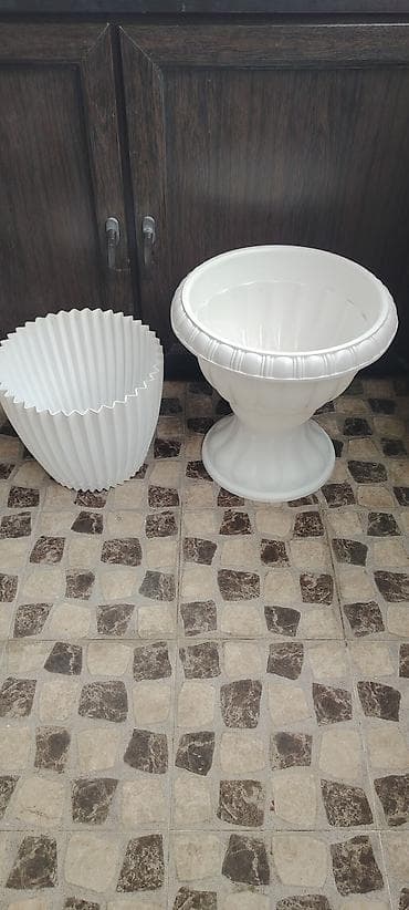 Ağ rəngli dekorativ plastik güldanlar (2 ədəd) Hundurluyu biri 47 sm