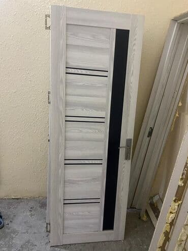 otaq qapilari islenmis: Ağ-boz rəng palitrasında modern interyer qapısı - Material — 2