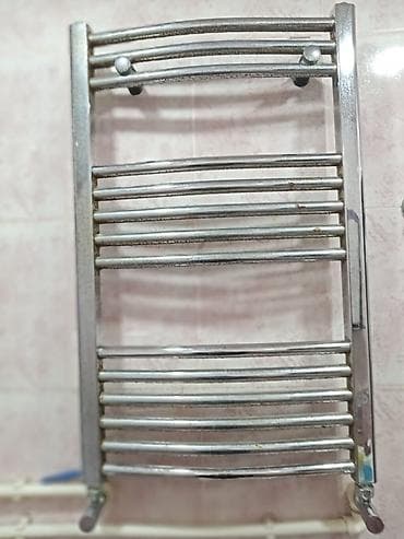 Xrom örtüklü su ilə qızdırılan dəsmal asılqanı (radiator tipli). -
